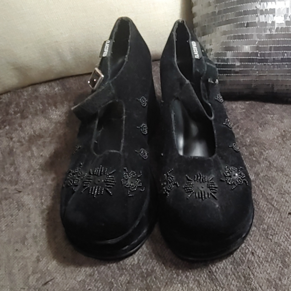 Black Classified shoes with bread detail sz 9